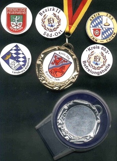 Medaille mit farbigem Logo